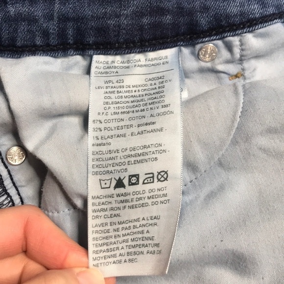 Levi High-Rise Raw Hem Shorts Waist 28 - Picture 7 of 11